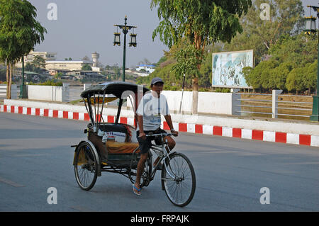 In rickshaw rider in Chiang Mai Thailandia Foto Stock