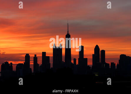 Downtown Chicago skyline si profila all alba come si vede dal Wicker Park di Chicago, Illinois, Stati Uniti d'America. Foto Stock