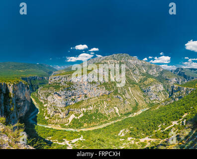 Un paesaggio fantastico delle Gorges du Verdon nel sud-est della Francia. Gole del Verdon in Provenza, Cote d'Azur, in Francia. Foto Stock