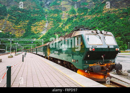 Flam, Norvegia - 2 Agosto 2014: Flamsbahn In Flam, Norvegia. Verde treno norvegese su ferrovia. Famosa ferrovia Foto Stock