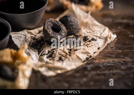 Disimballato pressato a secco pu erh le foglie di tè bricchetta Foto Stock