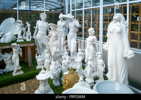 Una collezione di giardino statue di ornamento per la vendita in un Centro giardino Foto Stock