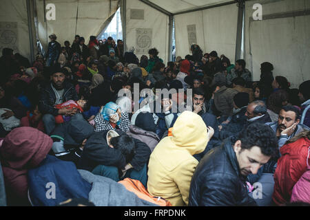 Idomeni campo di rifugiati in Macedonia greca di frontiera, profughi in attesa al checkpoint, Idomeni, Macedonia centrale, Grecia Foto Stock