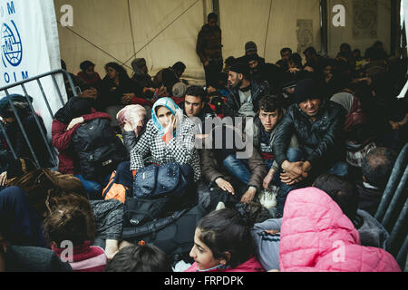 Idomeni campo di rifugiati in Macedonia greca di frontiera, profughi in attesa al checkpoint, Idomeni, Macedonia centrale, Grecia Foto Stock