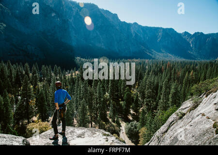 Un scalatore alla sommità del passo 3 sulla lastra di Swan Canalone (5.6) in Yosemite. Foto Stock