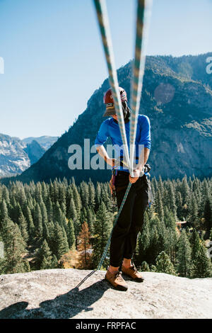 Un scalatore alla sommità del passo 3 sulla lastra di Swan Canalone (5.6) in Yosemite. Foto Stock