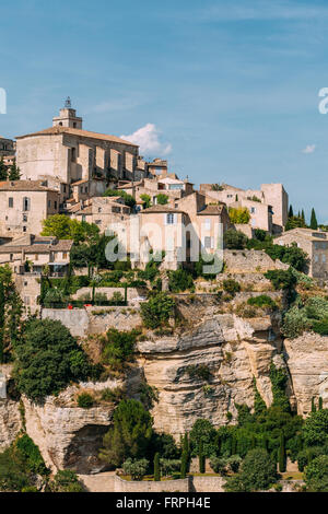 Bellissima vista panoramica del borgo medievale di Hilltop Village di Gordes in Provenza, Francia Foto Stock