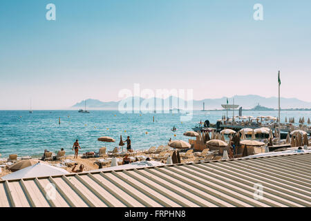 Spiaggia sdraio. Chaise-longue sulla spiaggia. Lettino e ombrellone sulla spiaggia di Cannes, Francia. Foto Stock