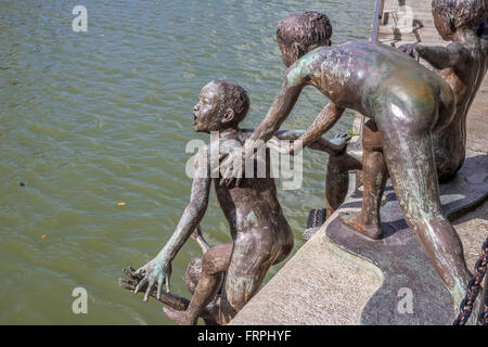 Sculture di Singapore sulla banca del fiume Singapore raffiguranti la vita nella vecchia Singapore Adrian Baker Foto Stock