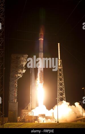 Cape Canaveral, in Florida, Stati Uniti d'America. 22 Mar, 2016. Il Cygnus OA-6 navicella spaziale solleva a bordo di un regno lancio Alleanza Atlas V rocket presso il Kennedy Space Center Marzo 22, 2016 a Cape Canaveral, in Florida. Il Cygnus Il Cygnus è prevista per il lancio a marzo 22 per fornire hardware e materiali di consumo per la Stazione Spaziale Internazionale. Foto Stock