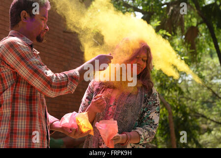 (160323) -- Dhaka, 23 marzo 2016 (Xinhua) -- Gli studenti dell università di Dhaka paint ogni altra con polvere colorata per celebrare la Holi festival di Dacca, capitale del Bangladesh, il 23 marzo 2016. Holi è uno dei festival più importanti di indù. People paint ogni altra con polvere colorata su questo giorno fausto. (Xinhua/Shariful Islam) Foto Stock