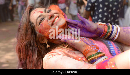 (160323) -- Dhaka, 23 marzo 2016 (Xinhua) -- Gli studenti dell università di Dhaka paint ogni altra con polvere colorata per celebrare la Holi festival di Dacca, capitale del Bangladesh, il 23 marzo 2016. Holi è uno dei festival più importanti di indù. People paint ogni altra con polvere colorata su questo giorno fausto. (Xinhua/Shariful Islam) Foto Stock