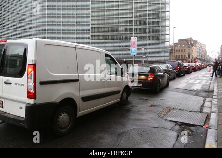 (160323) -- Bruxelles, 23 marzo 2016 (Xinhua) -- Foto scattata il 23 marzo 2016 mostra il traffico a Bruxelles, in Belgio. Alcuni trasporti pubblici riprende il mercoledì a Bruxelles ad eccezione di Sistemi per metropolitane. (Xinhua/Gong Bing) Foto Stock