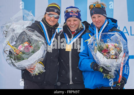 Lenzerheide, Svizzera. 23 marzo, 2016. Il womens' vincitori nel cross country gara al 63doganale internazionale Giochi Invernali. ltr Lucia Scardoni (ITA), Miriam Goessner (GER), Marie Dorin-Habert (FRA). Credito: Rolf Simeone/Alamy Live News. Foto Stock