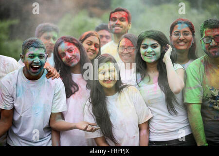 Londra, Regno Unito. 23 marzo, 2016. La società indiana e della società indù della London School of Economics divertirsi con colori a celebrazioni di Holi festival per contrassegnare l'inizio della stagione primaverile. Credito: Dinendra Haria/Alamy Live News Foto Stock