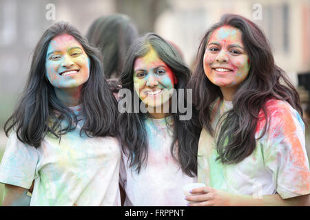 Londra, Regno Unito. 23 marzo, 2016. La società indiana e della società indù della London School of Economics divertirsi con colori a celebrazioni di Holi festival per contrassegnare l'inizio della stagione primaverile. Credito: Dinendra Haria/Alamy Live News Foto Stock