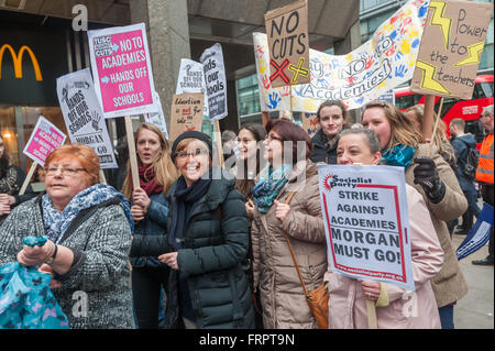 Londra, Regno Unito. 23 marzo, 2016. Gli insegnanti di arrivare alla Cattedrale di Westminster a marzo per un rally contro i piani del governo di convertire tutte le scuole a accademie. Non vi è alcuna prova che le accademie di migliorare i risultati educativi dei bambini e i piani di rimuovere tutti i controlli democratici dall'istruzione nonché side-fodera genitori. Dicono che il governo deve affrontare i problemi reali di penuria di insegnanti, la mancanza di luoghi della pupilla e il caos nel curriculum. Peter Marshall / Alamy Live News Foto Stock