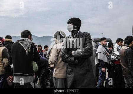 Lesbo, Grecia. 23 marzo, 2016. Rifugiati e migranti attendere prima di essere trasferito in un centro di detenzione dal porto di Mytilene sull isola di Lesbo in Grecia il 22 marzo 2016. Rifugiati e migranti continua a fluire nell'isola greca di Lesbo Mercoledì, nonostante il Parlamento Union-Turkey accordo che è entrato in vigore il 20 marzo con lo scopo di arginare l'afflusso. © Xinhua/Alamy Live News Foto Stock