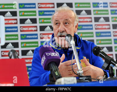 Udine, Italia. 23 marzo, 2016. Spagna il capo allenatore Vicente del Bosque durante la conferenza stampa per il cordiale incontro di calcio tra Italia e Spagna al Dacia Arena il 23 marzo 2016. foto Simone Ferraro / Alamy Live News Foto Stock