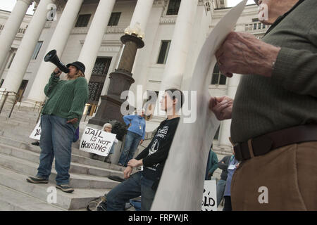 Denver, Colorado, Stati Uniti d'America. Xxi Mar, 2016. STEPHANIE MARRERO risolve il pubblico. Il 21 marzo 2016, i membri del collettivo Denver senzatetto fuori forte e residenti vivendo il fenomeno dei senzatetto raccolte sui gradini della città e della contea di edificio per denunciare il recente "piangendo'' di campi di sfollati dalle strade della città. Dal 8 marzo i dipendenti comunali hanno rimosso i beni delle persone senza dimora da marciapiedi dove avevano istituito camp a Denver del quartiere Ballpark, adiacente alla zona di ricoveri. © Graham Charles Hunt/ZUMA filo/Alamy Live News Foto Stock