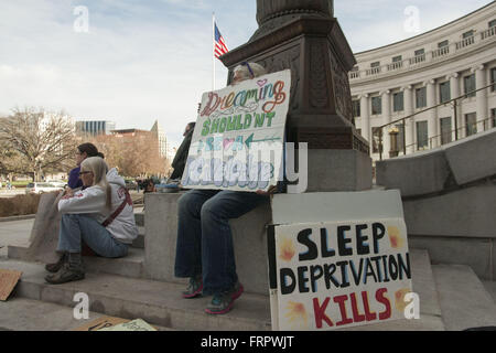 Denver, Colorado, Stati Uniti d'America. Xxi Mar, 2016. Maria Anna Thompson tiene una lettura del segno 'Dalesatura non dovrebbe essere un privilegio." Il 21 marzo 2016, i membri del collettivo Denver senzatetto fuori forte e residenti vivendo il fenomeno dei senzatetto raccolte sui gradini della città e della contea di edificio per denunciare il recente "piangendo'' di campi di sfollati dalle strade della città. Dal 8 marzo i dipendenti comunali hanno rimosso i beni delle persone senza dimora da marciapiedi dove avevano istituito camp a Denver del quartiere Ballpark, adiacente alla zona di ricoveri. © Graham Charles Hunt/ZUMA filo/Alamy Live News Foto Stock