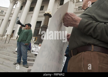 Denver, Colorado, Stati Uniti d'America. Xxi Mar, 2016. STEPHANIE MARRERO risolve il pubblico. Il 21 marzo 2016, i membri del collettivo Denver senzatetto fuori forte e residenti vivendo il fenomeno dei senzatetto raccolte sui gradini della città e della contea di edificio per denunciare il recente "piangendo'' di campi di sfollati dalle strade della città. Dal 8 marzo i dipendenti comunali hanno rimosso i beni delle persone senza dimora da marciapiedi dove avevano istituito camp a Denver del quartiere Ballpark, adiacente alla zona di ricoveri. © Graham Charles Hunt/ZUMA filo/Alamy Live News Foto Stock