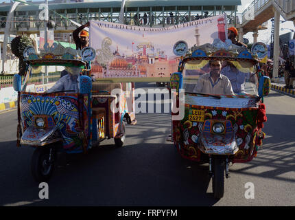 Lahore, Pakistan. 23 Mar, 2016. La popolazione pakistana celebra il giorno in Pakistan a Lahore. Il Pakistan celebra la sua Giornata Nazionale per commemorare l'adozione della risoluzione 1940 (noto anche come il Pakistan o la risoluzione di Lahore) che richiede uno stato separato per i musulmani del British-governata in India. Credito: Rana Sajid Hussain/Pacific Press/Alamy Live News Foto Stock