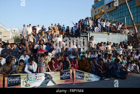 Lahore, Pakistan. 23 Mar, 2016. La popolazione pakistana celebra il giorno in Pakistan a Lahore. Il Pakistan celebra la sua Giornata Nazionale per commemorare l'adozione della risoluzione 1940 (noto anche come il Pakistan o la risoluzione di Lahore) che richiede uno stato separato per i musulmani del British-governata in India. Credito: Rana Sajid Hussain/Pacific Press/Alamy Live News Foto Stock