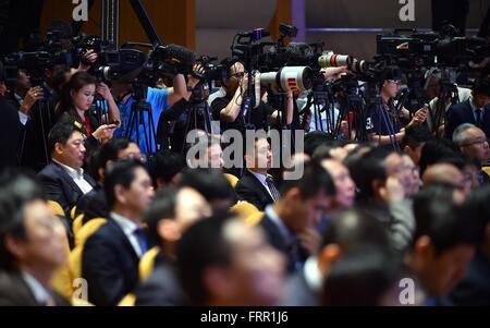 Boao, cinese della provincia di Hainan. 24 Mar, 2016. Giornalisti coprono la cerimonia di apertura del Forum Boao per l'Asia (BFA) conferenza annuale a Boao, Cina del sud della provincia di Hainan, 24 marzo 2016. Credito: Guo Cheng/Xinhua/Alamy Live News Foto Stock