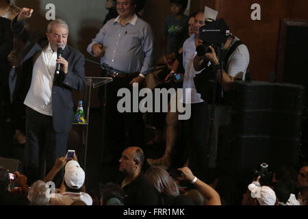 Sao Paulo, Brasile. 23 Mar, 2016. Ex presidente brasiliano Luiz Inacio Lula da Silva parla ai suoi sostenitori e membri del Partito dei lavoratori in Sao Paulo, Brasile, il 23 marzo 2016. © Rahel Patrasso/Xinhua/Alamy Live News Foto Stock