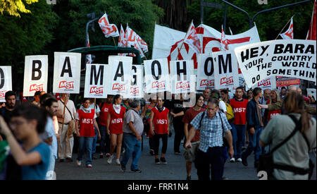 Buenos Aires, Argentina. 23 Mar, 2016. I dimostranti banner in attesa durante una manifestazione di protesta contro la visita di U.S. Il presidente Barack Obama a Buenos Aires, Argentina, il 23 marzo 2016. Credito: Gustavo Cherro/Xinhua/Alamy Live News Foto Stock