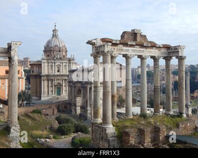 Il Foro Romano (Forum Romanum) è una piazza rettangolare circondata dai resti di numerose e importanti antichi edifici del governo al centro della città di Roma. Foto Stock