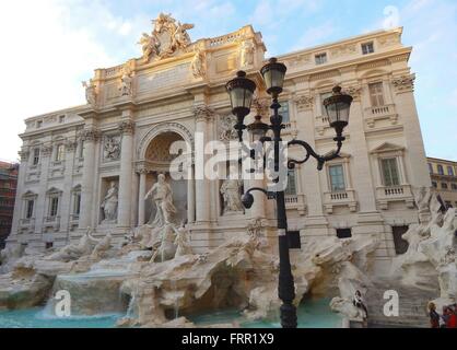 La celebre Fontana di Trevi die creato nel 1762 da Nicola Salvi in Roma fu restaurato nel novembre 2015 dall'impero della moda Fendi Foto Stock