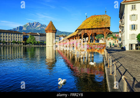 Ponte della Cappella in legno e Water Tower int Lucerna, Svizzera Foto Stock