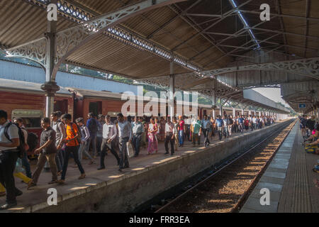 I passeggeri scendono da un affollato treno alla stazione di Kandy, Sri Lanka Foto Stock