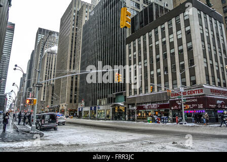 La città di New York street in inverno con neve, STATI UNITI D'AMERICA. Foto Stock