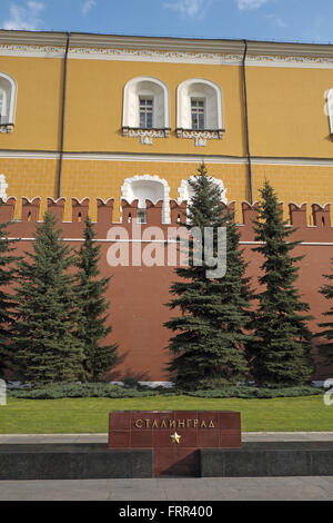 Arsenal visto oltre le mura del Cremlino da Alexander giardini, nel centro di Mosca, Russia. Foto Stock