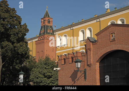 Medio arsenal tower e pareti del Cremlino, con arsenal oltre, visto da Alexander giardini, nel centro di Mosca, Russia. Foto Stock