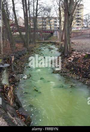 Fiume inquinato in ambiente urbano. Foto Stock