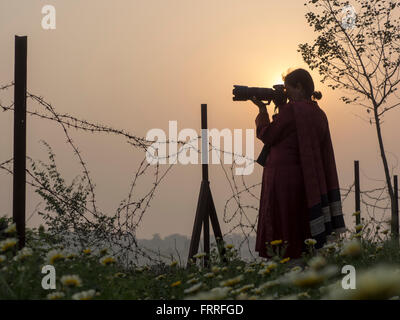 Silhouette di donna fotografare, Agra, Uttar Pradesh, India. Foto Stock