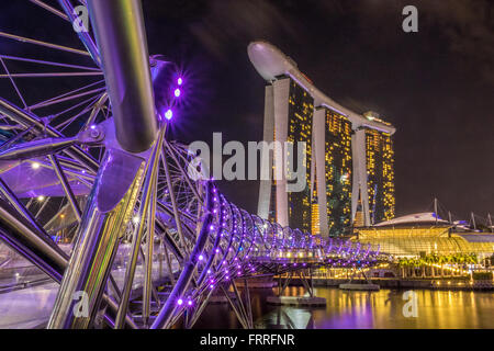 Singapore il ponte di elica e Marina Bay Sands Hotel e Casino di notte Adrian Baker Foto Stock