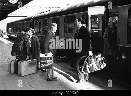 Viaggiatori alla stazione ferroviaria in Newport South Wales degli anni ottanta Foto Stock