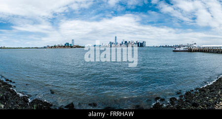 Visualizza parte posteriore verso la parte inferiore di Manhattan da Liberty Island, New York, Stati Uniti d'America. Foto Stock