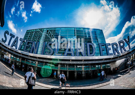 La Staten Island Ferry, terminale di Whitehall, Manhattan. 4 Whitehall Street New York NY 10004, USA. Foto Stock