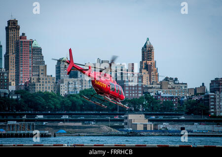 Elicottero turistico, New York City, Stati Uniti d'America. Brooklyn in background. Foto Stock