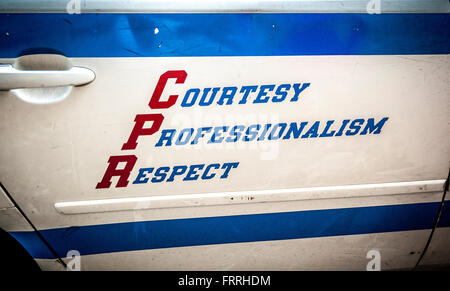 La cortesia professionalità rispetto logo sul lato di NYPD auto di pattuglia, New York City, Stati Uniti d'America. Foto Stock