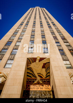 Scultura Art Deco: SAPIENZA (1933) all'ingresso del Rockefeller Center, New York. A - la saggezza e la conoscenza saranno la stabilità dei tuoi tempi Foto Stock