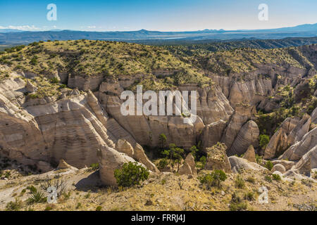 Scogliere e hoodoos visto da punti alti lungo la fessura Canyon Trail, Kasha-Katuwe tenda Rocks National Monument, Nuovo Messico, STATI UNITI D'AMERICA Foto Stock