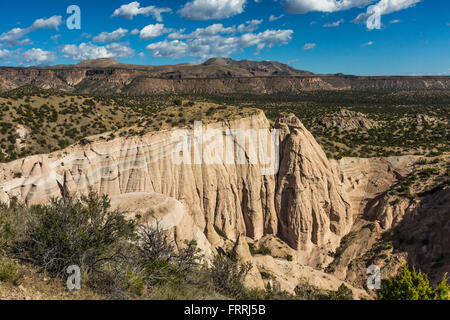 Scogliere e hoodoos visto da punti alti lungo la fessura Canyon Trail, Kasha-Katuwe tenda Rocks National Monument, Nuovo Messico, STATI UNITI D'AMERICA Foto Stock