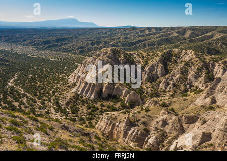 Scogliere e hoodoos visto da punti alti lungo la fessura Canyon Trail, Kasha-Katuwe tenda Rocks National Monument, Nuovo Messico, STATI UNITI D'AMERICA Foto Stock